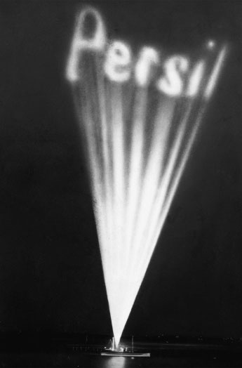 in den Himmel projizierter Persil-Schriftzug